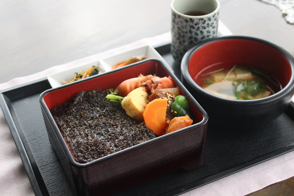 “Kan-Nori Seaweed Tamatebako Bento Box”
